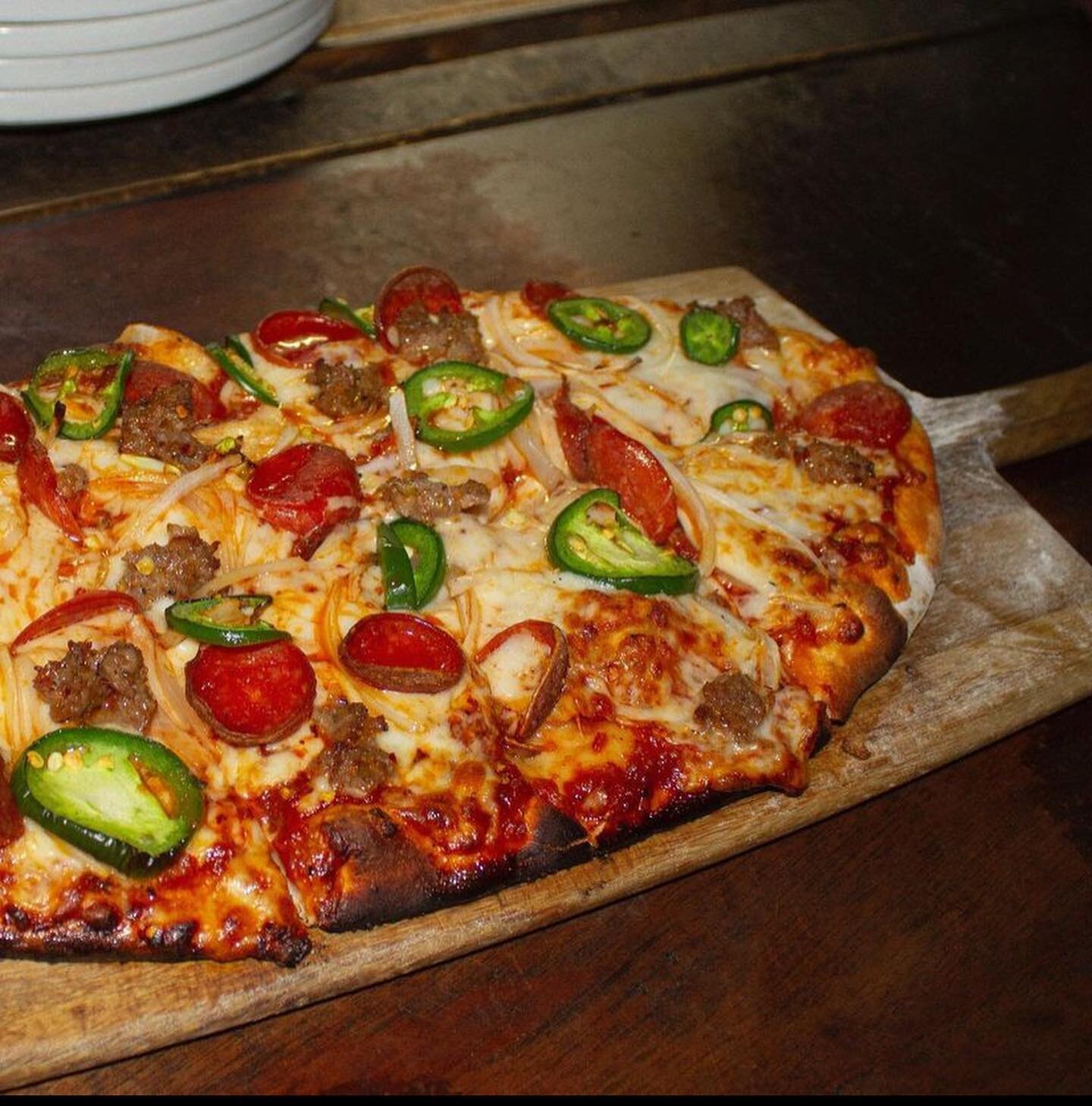 pair our spicy flatbread with a neon bear hug IPA on draft! 
.
.
#happyhour #losangeles